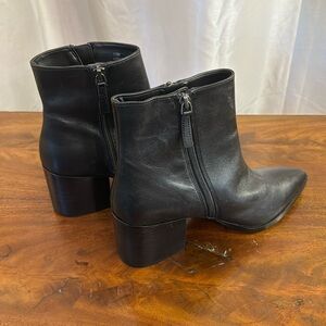 NEW!! Viva Bootie (Women)
Linea Paolo